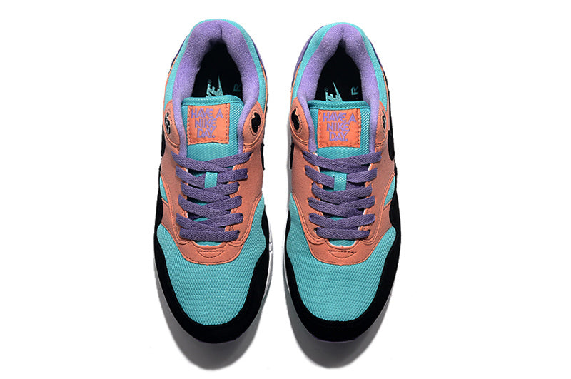Les baskets Nike Air Max 1 Femme incarnent l’héritage emblématique de la marque Nike, combinant un design intemporel avec des touches modernes.