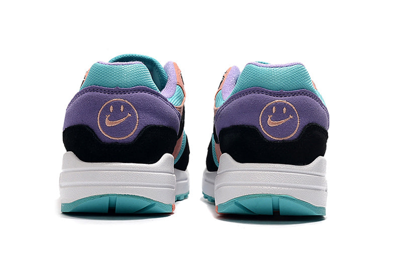 Les baskets Nike Air Max 1 Femme incarnent l’héritage emblématique de la marque Nike, combinant un design intemporel avec des touches modernes.