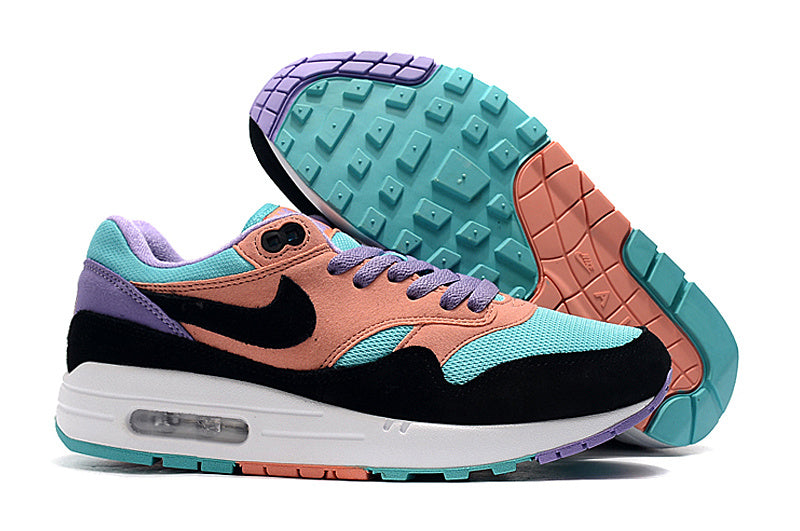 Les baskets Nike Air Max 1 Femme incarnent l’héritage emblématique de la marque Nike, combinant un design intemporel avec des touches modernes.