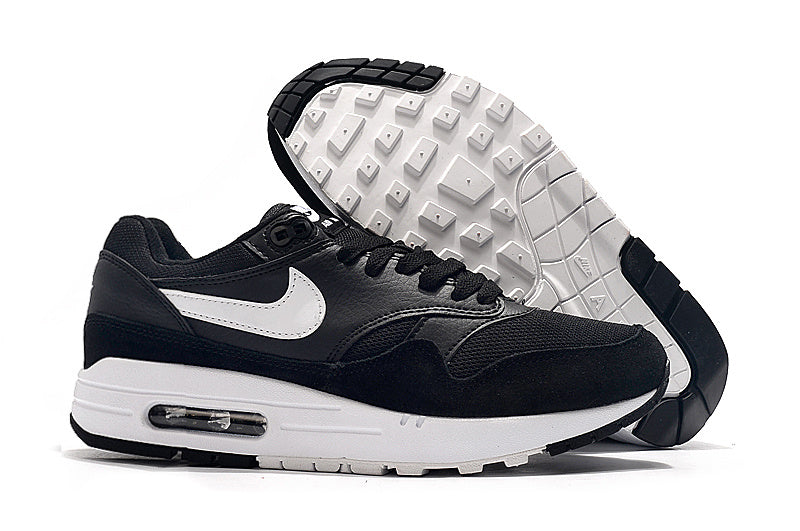 Les baskets Nike Air Max 1 Femme incarnent l’héritage emblématique de la marque Nike, combinant un design intemporel avec des touches modernes.