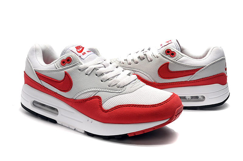 Les baskets Nike Air Max 1 Femme incarnent l’héritage emblématique de la marque Nike, combinant un design intemporel avec des touches modernes.