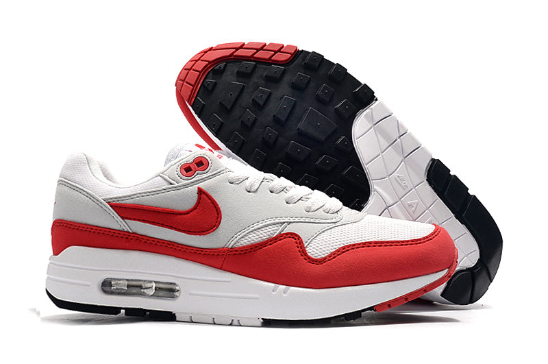 Les baskets Nike Air Max 1 Femme incarnent l’héritage emblématique de la marque Nike, combinant un design intemporel avec des touches modernes.