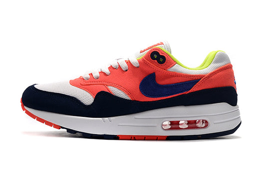 Les baskets Nike Air Max 1 Femme incarnent l’héritage emblématique de la marque Nike, combinant un design intemporel avec des touches modernes.