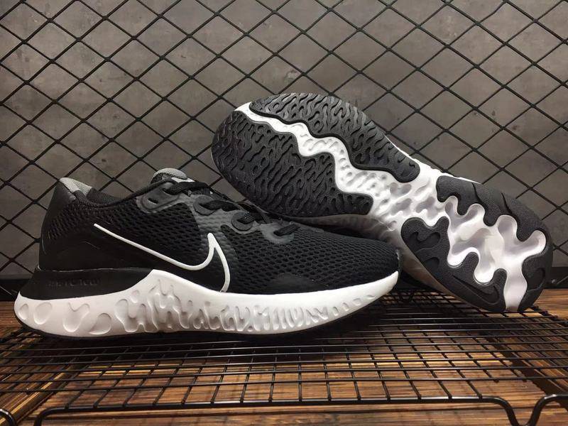 Les baskets Nike Renew Run Black Femme sont un témoignage de l'engagement de Nike à combiner style et innovation.