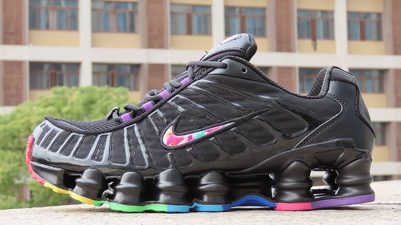 Le modèle baskets  Nike Shox TL Femme illustre l’engagement de Nike pour l'innovation et le design avant-gardiste.