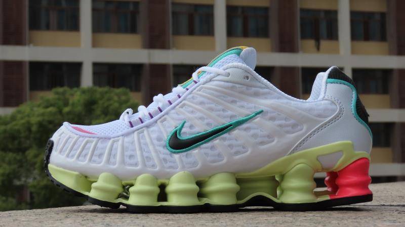 Le modèle baskets  Nike Shox TL Femme illustre l’engagement de Nike pour l'innovation et le design avant-gardiste.