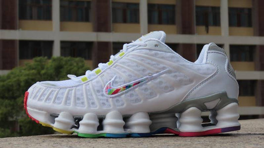 Le modèle baskets  Nike Shox TL Femme illustre l’engagement de Nike pour l'innovation et le design avant-gardiste.
