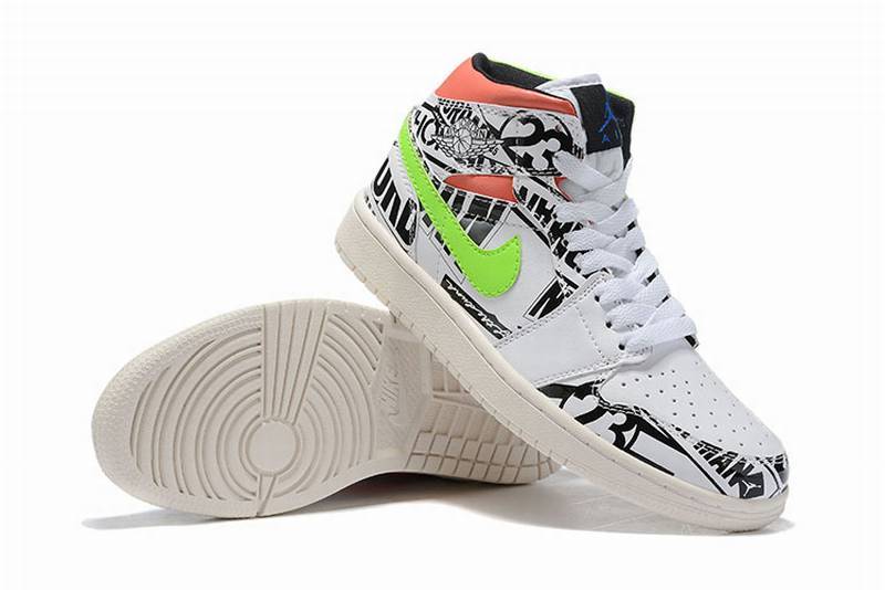 Les baskets Air Jordan 1 Mid "All Over Logo" Femme .

Se démarquent par leur design audacieux et moderne, tout en respectant l’héritage emblématique de Jordan.