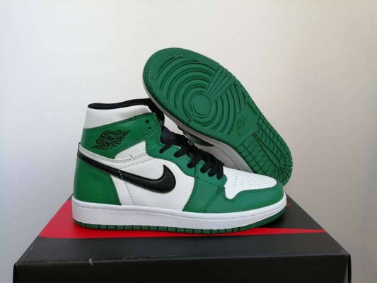 Les Air Jordan 1 Femme incarnent l'iconique silhouette de la marque Jordan, alliant un style intemporel à un confort exceptionnel.