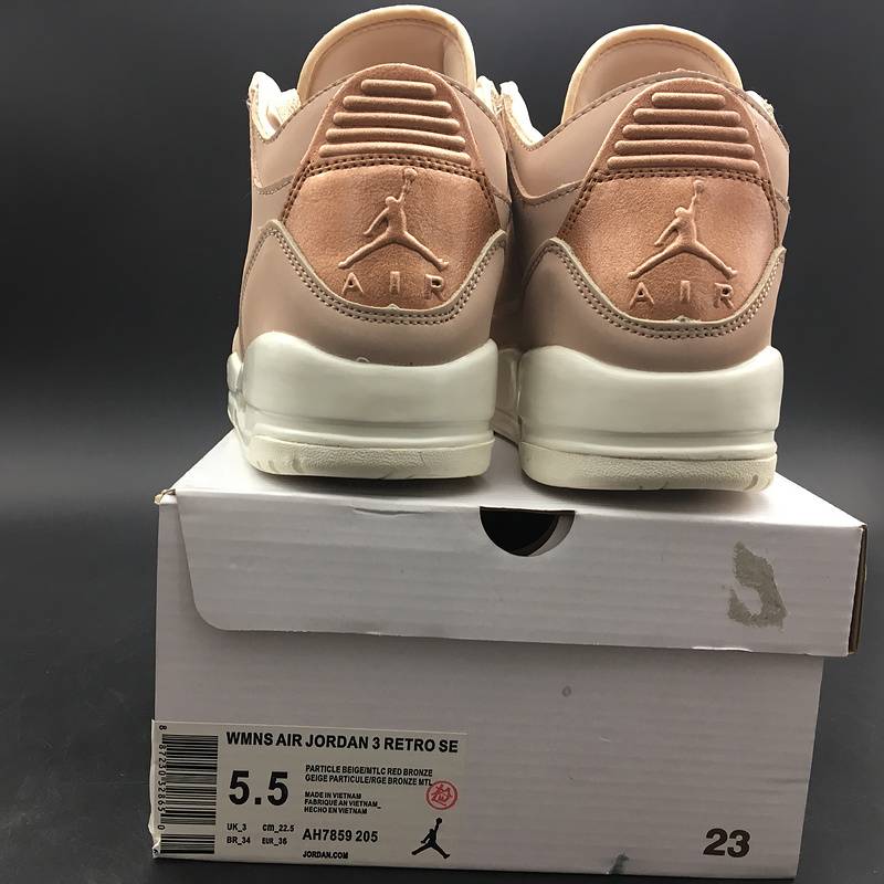 Les baskets Air Jordan 3 Triple White Femme permettent de personnaliser votre style tout en bénéficiant d’un confort supérieur.les Air Jordan 3 Triple.