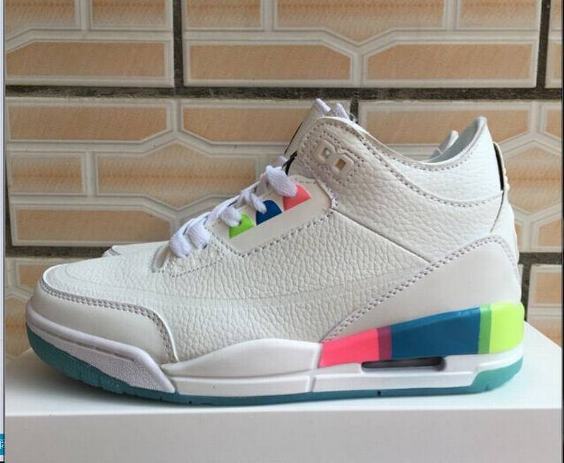 Les baskets Air Jordan 3 Triple White Femme permettent de personnaliser votre style tout en bénéficiant d’un confort supérieur.les Air Jordan 3 Triple.