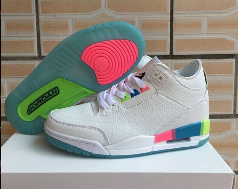 Les baskets Air Jordan 3 Triple White Femme permettent de personnaliser votre style tout en bénéficiant d’un confort supérieur.les Air Jordan 3 Triple.