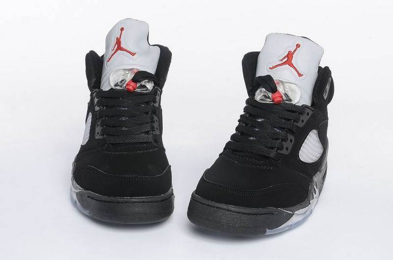 Les baskets Air Jordan 5 Retro (GS) "Oreo" Femme permettent de personnaliser votre style tout en bénéficiant d’un confort supérieur.