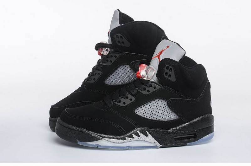 Les baskets Air Jordan 5 Retro (GS) "Oreo" Femme permettent de personnaliser votre style tout en bénéficiant d’un confort supérieur.