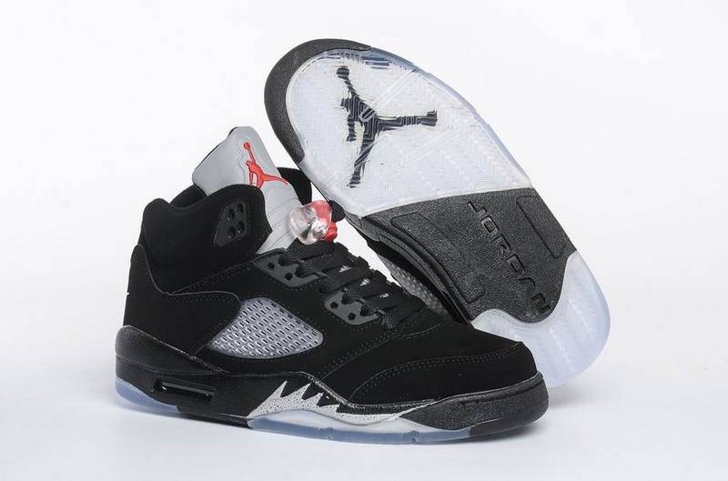Les baskets Air Jordan 5 Retro (GS) "Oreo" Femme permettent de personnaliser votre style tout en bénéficiant d’un confort supérieur.