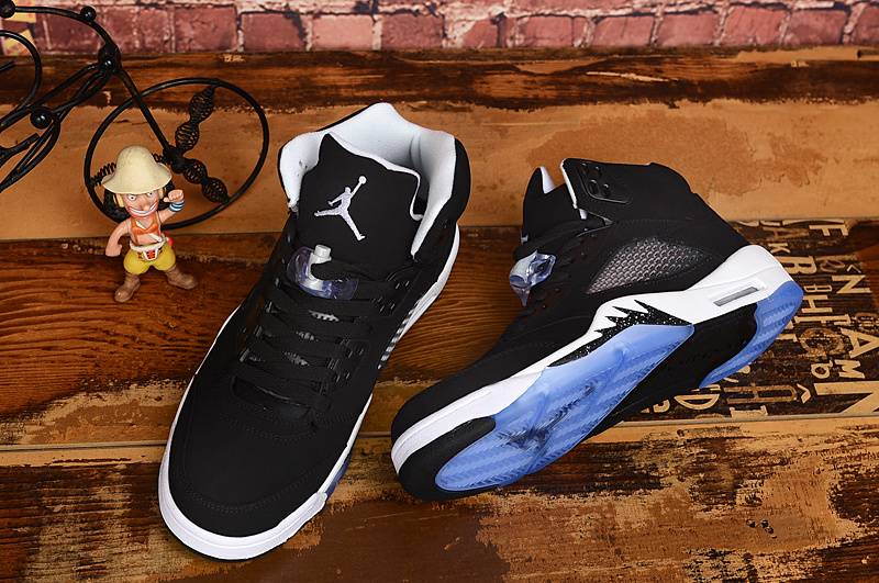 Les baskets Air Jordan 5 Retro (GS) "Oreo" Femme permettent de personnaliser votre style tout en bénéficiant d’un confort supérieur.