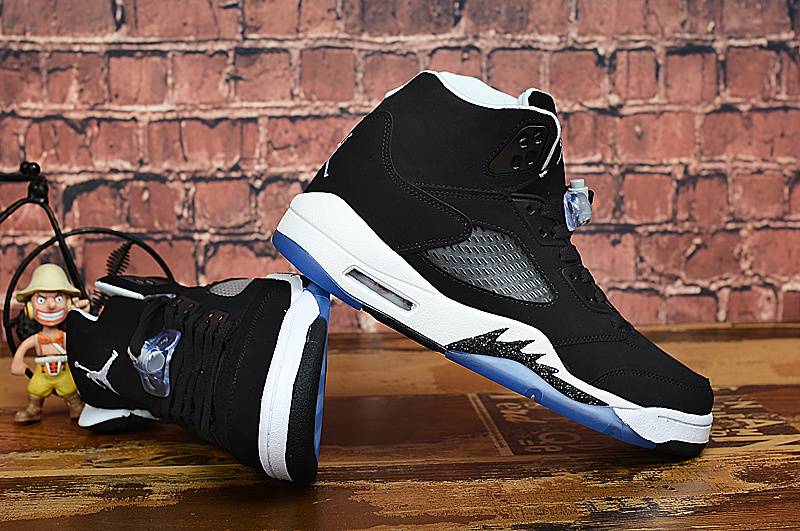Les baskets Air Jordan 5 Retro (GS) "Oreo" Femme permettent de personnaliser votre style tout en bénéficiant d’un confort supérieur.