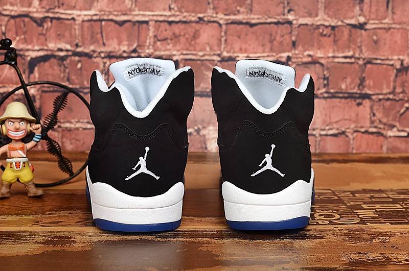 Les baskets Air Jordan 5 Retro (GS) "Oreo" Femme permettent de personnaliser votre style tout en bénéficiant d’un confort supérieur.