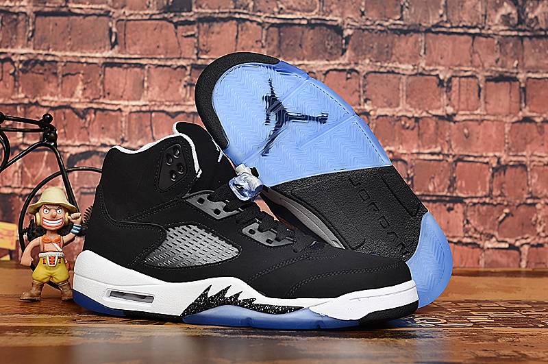 Les baskets Air Jordan 5 Retro (GS) "Oreo" Femme permettent de personnaliser votre style tout en bénéficiant d’un confort supérieur.