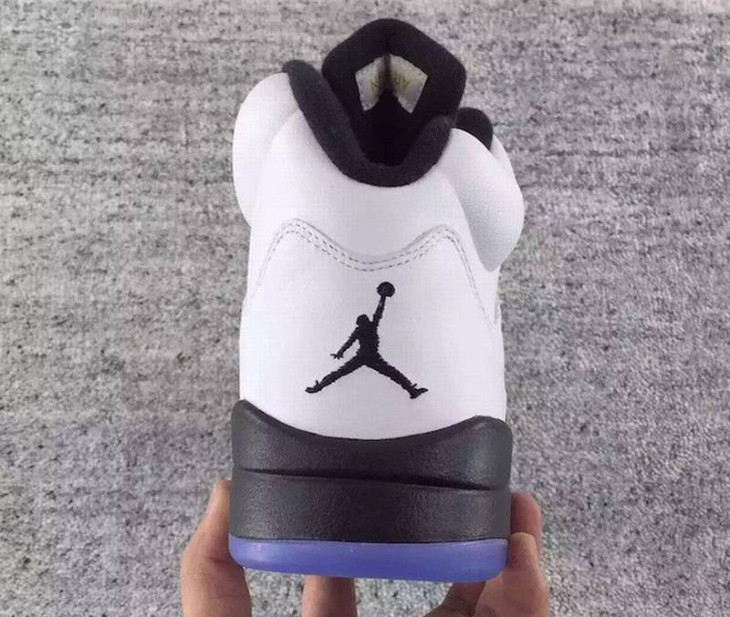 Les baskets Air Jordan 5 Retro (GS) "Oreo" Femme permettent de personnaliser votre style tout en bénéficiant d’un confort supérieur.
