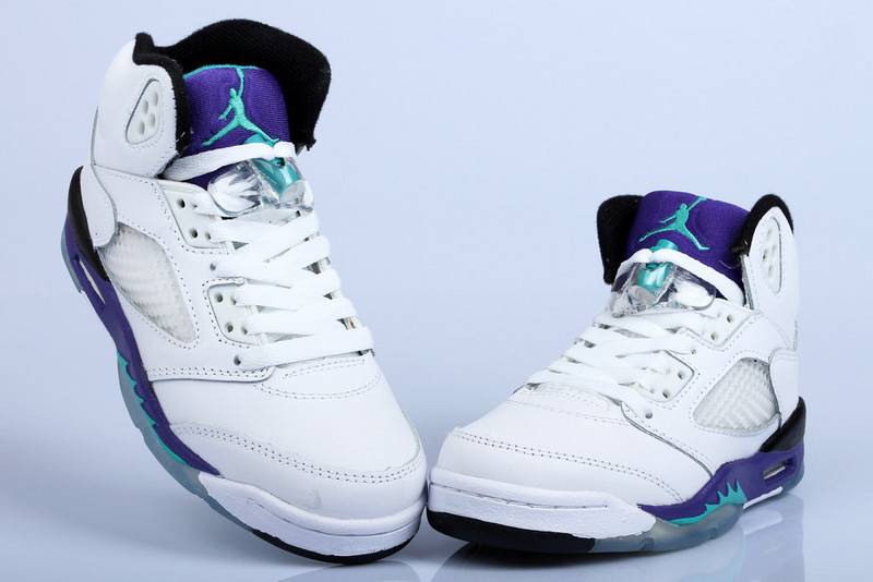 Les baskets Air Jordan 5 Retro (GS) "Oreo" Femme permettent de personnaliser votre style tout en bénéficiant d’un confort supérieur.