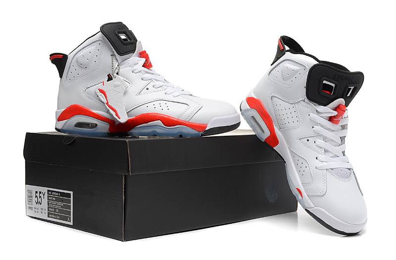 Les  baskets Air Jordan 6 Retro "Pantone" Femme permettent de personnaliser votre style tout en bénéficiant d’un confort supérieur.