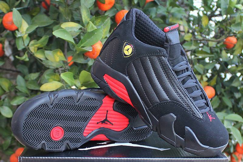 Les baskets Air Jordan 14 "Thunder" Femme permettent de personnaliser votre style tout en bénéficiant d’un confort supérieur.