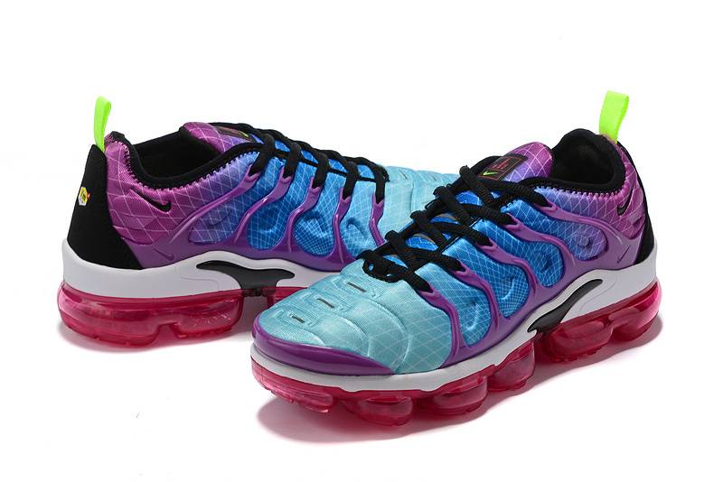 Les Nike Air Vapormax Plus TN Femme incarnent une fusion audacieuse entre l’héritage des baskets TN des années 90 et l’innovation moderne de la technologie Vapormax.