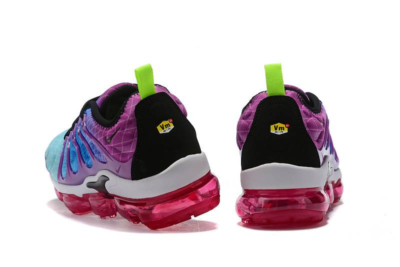 Les Nike Air Vapormax Plus TN Femme incarnent une fusion audacieuse entre l’héritage des baskets TN des années 90 et l’innovation moderne de la technologie Vapormax.