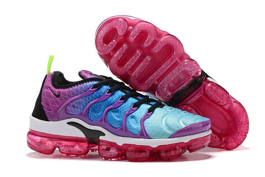 Les Nike Air Vapormax Plus TN Femme incarnent une fusion audacieuse entre l’héritage des baskets TN des années 90 et l’innovation moderne de la technologie Vapormax.