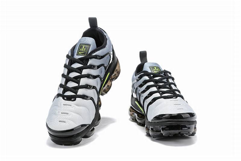 Les Nike Air Vapormax Plus TN Femme incarnent une fusion audacieuse entre l’héritage des baskets TN des années 90 et l’innovation moderne de la technologie Vapormax.