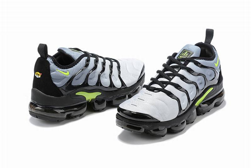 Les Nike Air Vapormax Plus TN Femme incarnent une fusion audacieuse entre l’héritage des baskets TN des années 90 et l’innovation moderne de la technologie Vapormax.