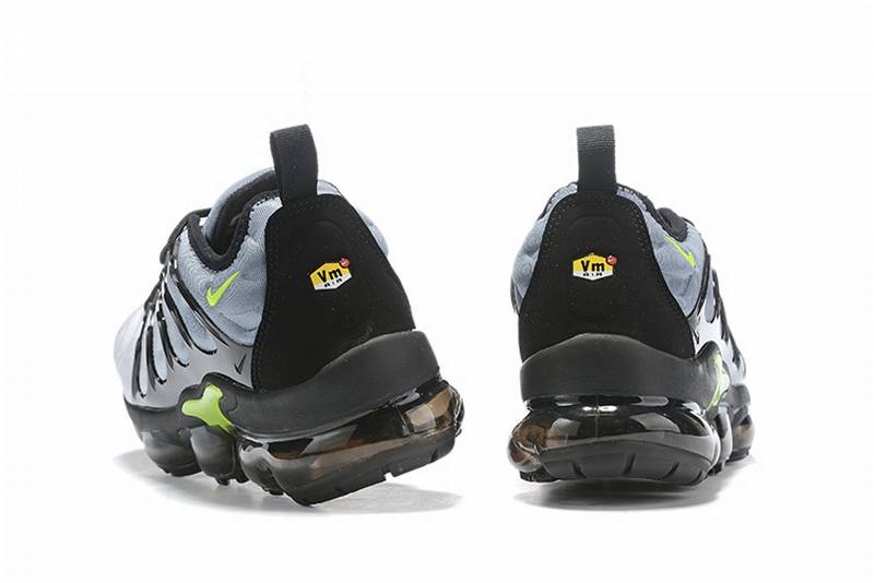 Les Nike Air Vapormax Plus TN Femme incarnent une fusion audacieuse entre l’héritage des baskets TN des années 90 et l’innovation moderne de la technologie Vapormax.