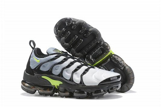Les Nike Air Vapormax Plus TN Femme incarnent une fusion audacieuse entre l’héritage des baskets TN des années 90 et l’innovation moderne de la technologie Vapormax.