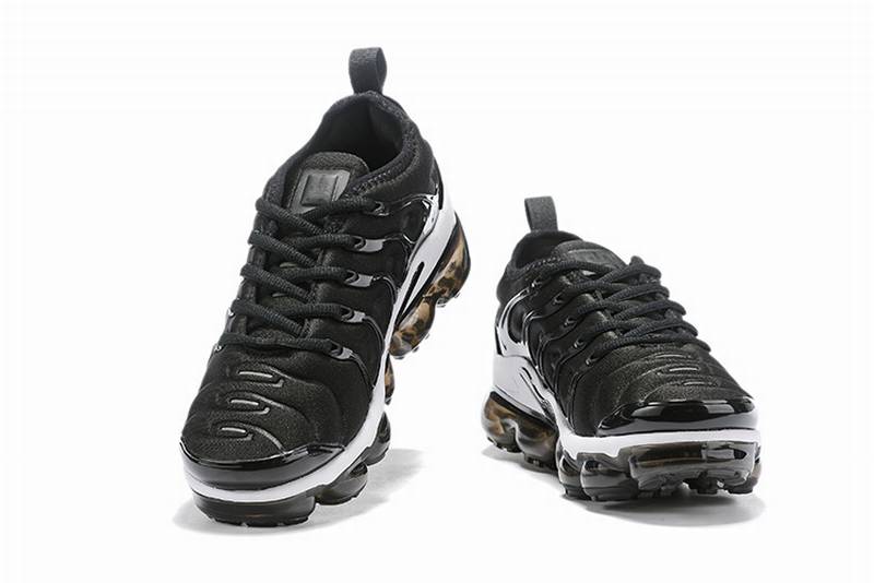 Les Nike Air Vapormax Plus TN Femme incarnent une fusion audacieuse entre l’héritage des baskets TN des années 90 et l’innovation moderne de la technologie Vapormax.