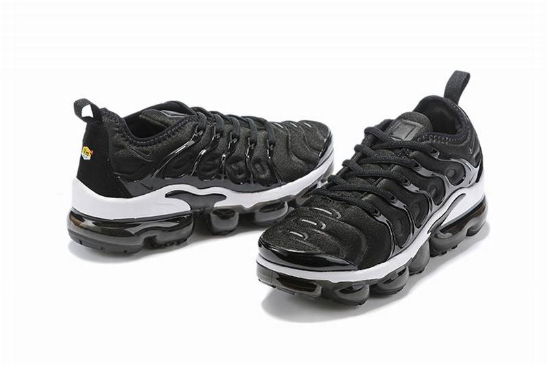 Les Nike Air Vapormax Plus TN Femme incarnent une fusion audacieuse entre l’héritage des baskets TN des années 90 et l’innovation moderne de la technologie Vapormax.