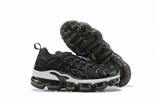 Les Nike Air Vapormax Plus TN Femme incarnent une fusion audacieuse entre l’héritage des baskets TN des années 90 et l’innovation moderne de la technologie Vapormax.