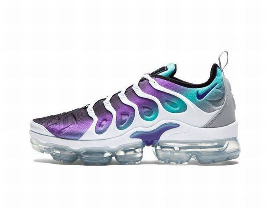 Les Nike Air Vapormax Plus TN Femme incarnent une fusion audacieuse entre l’héritage des baskets TN des années 90 et l’innovation moderne de la technologie Vapormax.