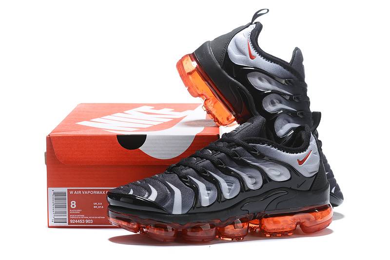 Les Nike Air Vapormax Plus TN Femme incarnent une fusion audacieuse entre l’héritage des baskets TN des années 90 et l’innovation moderne de la technologie Vapormax.