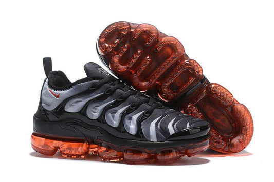 Les Nike Air Vapormax Plus TN Femme incarnent une fusion audacieuse entre l’héritage des baskets TN des années 90 et l’innovation moderne de la technologie Vapormax.