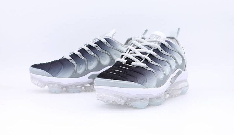 Les Nike Air Vapormax Plus TN Femme incarnent une fusion audacieuse entre l’héritage des baskets TN des années 90 et l’innovation moderne de la technologie Vapormax.