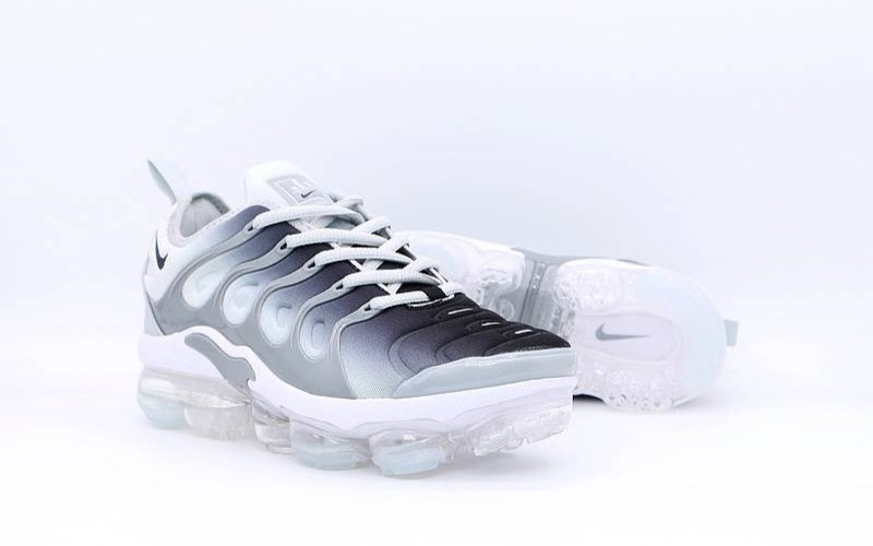 Les Nike Air Vapormax Plus TN Femme incarnent une fusion audacieuse entre l’héritage des baskets TN des années 90 et l’innovation moderne de la technologie Vapormax.