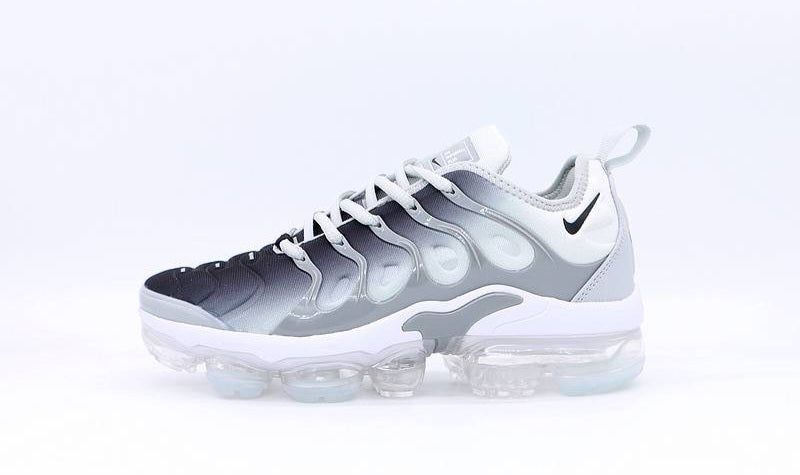 Les Nike Air Vapormax Plus TN Femme incarnent une fusion audacieuse entre l’héritage des baskets TN des années 90 et l’innovation moderne de la technologie Vapormax.