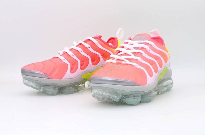 Les Nike Air Vapormax Plus TN Femme incarnent une fusion audacieuse entre l’héritage des baskets TN des années 90 et l’innovation moderne de la technologie Vapormax.