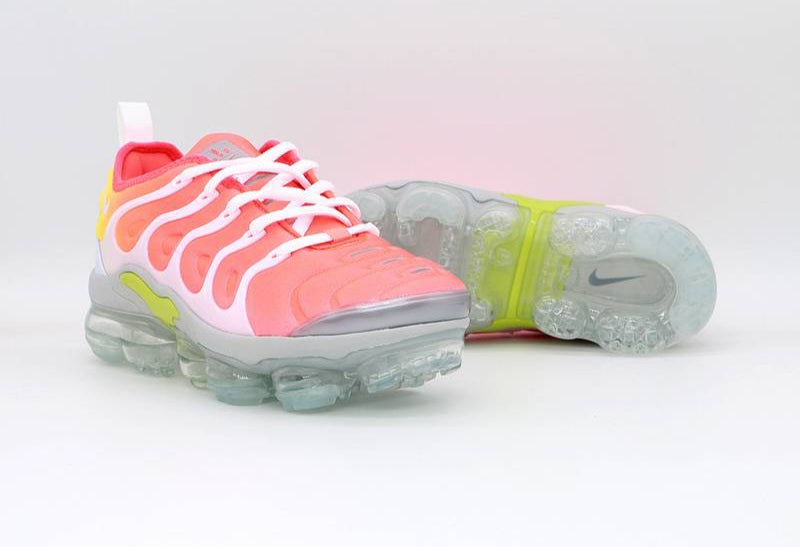 Les Nike Air Vapormax Plus TN Femme incarnent une fusion audacieuse entre l’héritage des baskets TN des années 90 et l’innovation moderne de la technologie Vapormax.