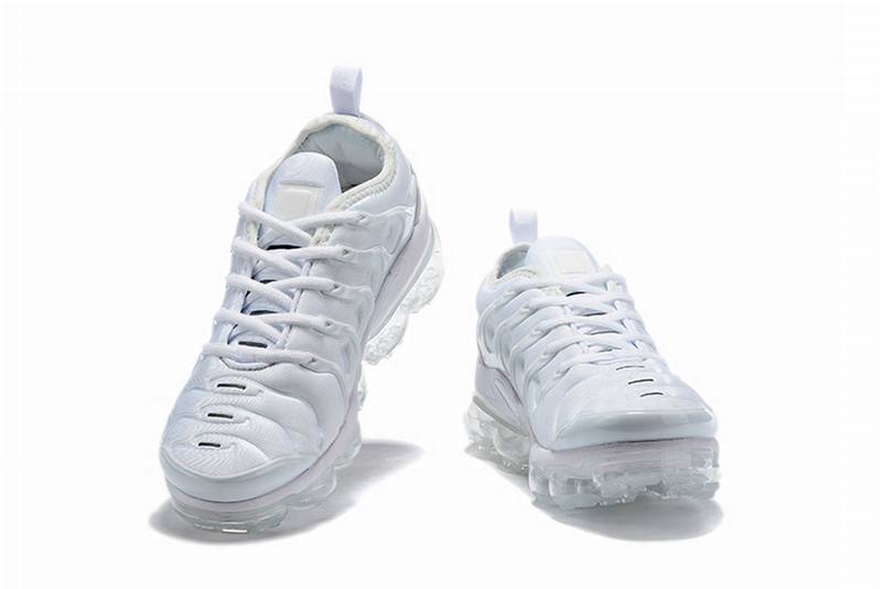 Les Nike Air Vapormax Plus TN Femme incarnent une fusion audacieuse entre l’héritage des baskets TN des années 90 et l’innovation moderne de la technologie Vapormax.
