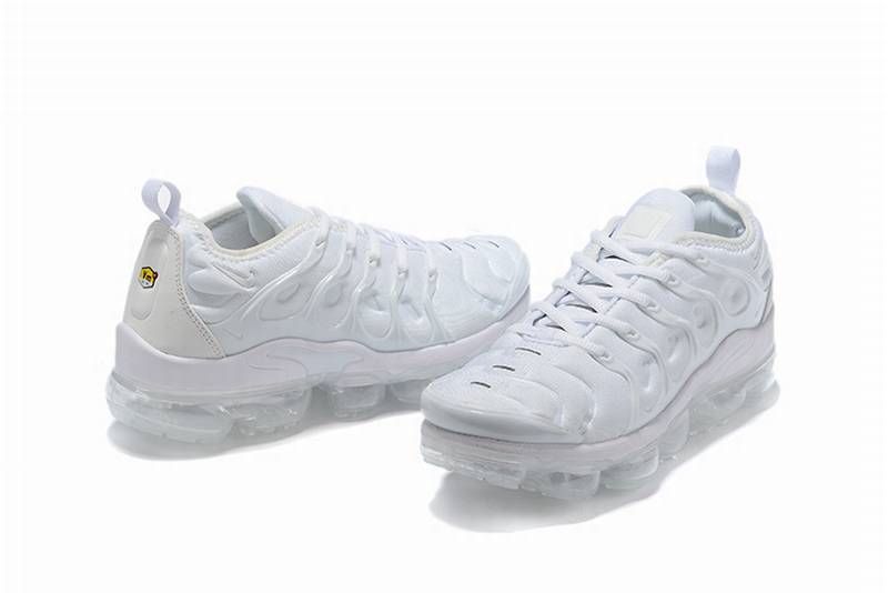 Les Nike Air Vapormax Plus TN Femme incarnent une fusion audacieuse entre l’héritage des baskets TN des années 90 et l’innovation moderne de la technologie Vapormax.