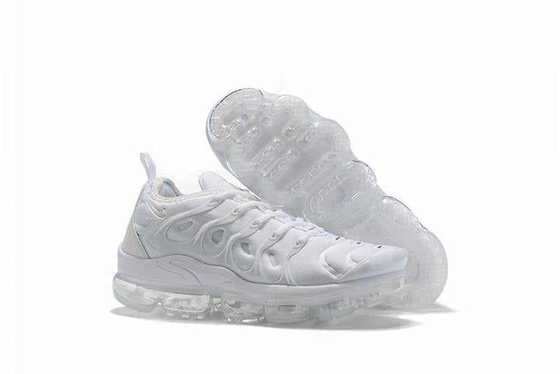 Les Nike Air Vapormax Plus TN Femme incarnent une fusion audacieuse entre l’héritage des baskets TN des années 90 et l’innovation moderne de la technologie Vapormax.