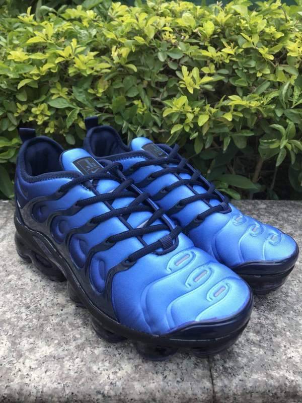 Les Nike Air Vapormax Plus TN Femme incarnent une fusion audacieuse entre l’héritage des baskets TN des années 90 et l’innovation moderne de la technologie Vapormax.