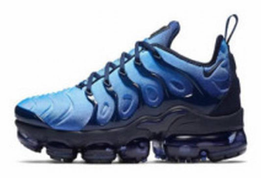 Les Nike Air Vapormax Plus TN Femme incarnent une fusion audacieuse entre l’héritage des baskets TN des années 90 et l’innovation moderne de la technologie Vapormax.
